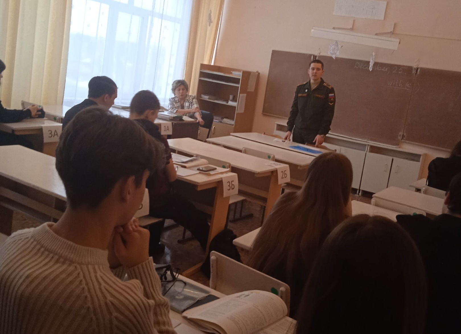 Беседа старшеклассников со студентом Омского автобронетанкового института Елфимовым А.И.
