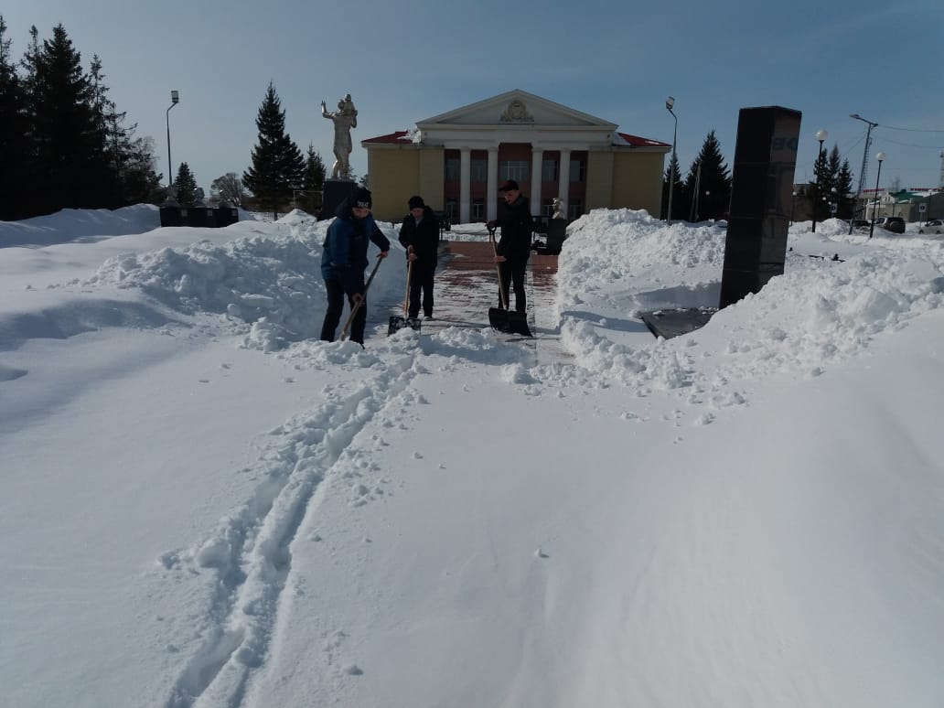 Уборка снега у мемориала Победы